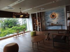 旧吉田茂邸から大磯プリンスホテルへは、徒歩10分ほどで到着
チェックインが始まる１５時より１０分早く着いたが、すぐに手続してくれた
ここの売りは、スパ棟にあるインフィニティプール
インスタ映えするということで、特に若者にとても人気がある