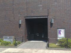 新西宮ヨットハーバーの後はバスを使って、白鹿記念酒造博物館(酒ミュージアム)に行きました。白鹿記念酒造博物館(酒ミュージアム)はる日本酒をテーマとする兵庫県の登録博物館であります。（Wikipedia参照）この施設の設立した目的は清酒「白鹿」醸造元の辰馬本家酒造㈱が、創業320年にあたる昭和57年（1982）に伝統的酒造りを後世に伝える事です（アイエム参照）。館内は写真撮影禁止のため、写真でお伝えする事は出来ませんがお酒好きの方はたまらないスポットです！