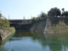 　三原駅は三原城跡に建てられ、石垣の一部はそのまま利用されています。