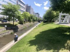 大通公園の西端には、札幌テレビ塔が建ち、その背後に、大通公園とは直角に創成川が流れています。
大通公園が、南北の条の0地点なら、創成川は、東西の丁目の0地点でもあります。
