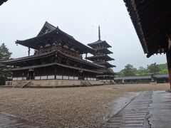雨の中、法隆寺に来ました。
五重塔と金堂です。