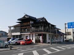 こちらの建物はお菓子屋さんの「たちかわ」
フルーツあんみつ大福なるものがあるらしい。気になる…