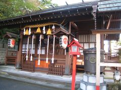 頑張って登りきり、伊香保神社でお参りです。先に階段を上り始めたのに、写真撮影している間に（歳のせいもありますが）遠足の小学生達に追い抜かれてしまいました。子供達は登り切っても元気で走り回っています。若いってすばらしい。