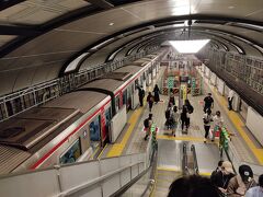 翌朝、地下鉄で大阪城へ移動しました。写真は御堂筋線の心斎橋駅。
高い天井が気持ちいいですが、ホーム中央部分だけです。