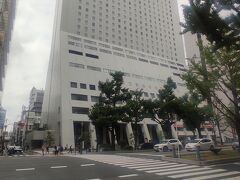 前半2泊はホテル日航大阪に宿泊しました。御堂筋沿いの便利な場所です。