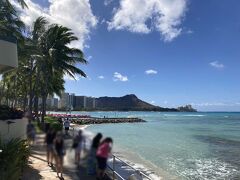 シェラトンのロビーを抜けて海側へ　海とダイヤモンドヘッドが見えます　よく見る景色じゃないですか～～　海も思ったよりきれいで透明度高そう