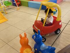 ミヤヒラの子供が遊ぶ広場です。
この車以外ほぼ興味ありませんでしたけど・・・。

嫁送り出して、ツアーまでの間遊んでました・・・。