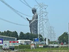 2022年5月19日 6：00ちょっと前に自宅を出発、知多半島道路→伊勢湾岸道→新東名→東名→首都高速→常磐道→圏央道まで全線高速道路を使用。首都高速ではところどころ渋滞していたけどその他は順調に走行し11：00頃、牛久市周辺に到着。牛久に近づいてきたら、途中の高速道路から大仏様の右側面と背中を確認できました。高速を降りてからもだいぶ手前のコンビニ駐車場から左側面をはっきりと確認できる超巨大サイズに改めてびっくり！