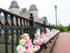 ハウステンボス駅から入園ゲートに向かう橋も、花（ココは造花）で飾られています。