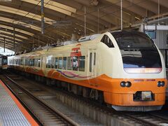 新潟駅に戻ってきたら、特急いなほが停車中。
白新線と一緒に撮りました( ´∀｀ )