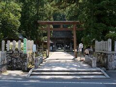 15:05
若狭姫神社に到着

氣比神宮の鎮座する敦賀から約1時間のドライブ
車を停めて、周りを見回していた彼が気づいた
彼 「向こうに鳥居があるよ！」