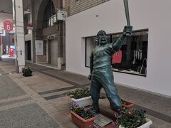 お次は、古町にある通称「ドカベンロード」へ。
商店街モールにキャラクター銅像が並んでいます！