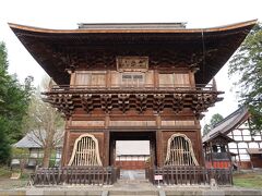 禅林街の最奥、長勝寺の三門。
1629年(寛永6年)津軽信枚により建立され、1809年(文化6年)の大修理でほぼ現在の形となった。
桁行9.7m、梁間5.8m、棟高16.2mの荘厳な門である。