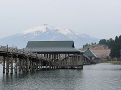 鶴の舞橋は、岩木山を望む津軽富士見湖(廻堰大溜池)に架かる木造のアーチ橋である。