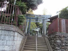 階段の上、氷川神社。