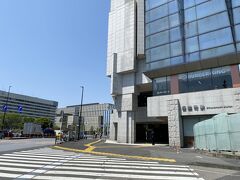 信濃町駅に出てきました。
奥には慶応大学病院が見えます。