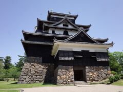 松江城天守閣(国宝)
封建時代に建てられた現存12天守閣の一つで、
平成27年(2015年)に国宝に昇格した天守閣です。
見た目地味ですが、実は3番目の高さと2番目の広さを誇ります。
では、附櫓から潜入します！
横に突き出たこの建物が、天守の防衛力を格段にアップさせています。