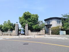 10:17　横浜外国人墓地資料館（右）
埋葬者の業績を紹介する資料が展示されていました

現在外国人墓地は特定の日のみ入場できるそうです

