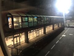 サラエボ国際空港に夜の１１時に到着