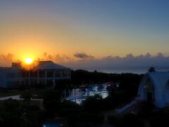 4日目の朝♪
昨日までのお部屋で眺めた景色とは違う朝日を眺めて…。
あ～、今日で夏真っ盛りの石垣島ともお別れねっ。
旅の最終日は、どこに行ってもやっぱり寂しい…。