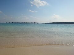 続いて、伊良部大橋を渡って向かったのは来間島が見渡せる与那覇前浜。真っ白の砂浜と来間大橋と来真島が絶景でした。