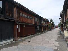 忍者寺からも近い、にし茶屋街。金沢三茶屋街の一つで、こぢんまりとしていました。

金沢三茶屋街とはにし、ひがし、主計町のこと。