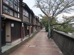 浅野川沿いに立ち並ぶ主計町茶屋街。

明かりが灯り始める夕暮れがおすすめということでしたが、夕暮れには少し早かった。