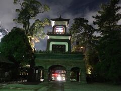 尾山神社にも寄っていきます。夜間ライトアップされているんです。

写真では全然うまく写っていませんが、ステンドグラスがきれいな和洋漢折衷の神門。