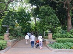 横浜公園の入口です。公園の中を渡ります。