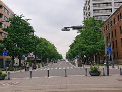 横浜公園を出入口。正面の通りは日本通りです。