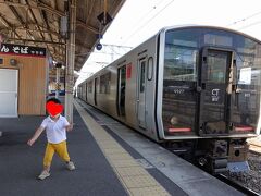 　鳥栖で長崎本線に乗換え。こちらも同じ817系電車でしたが…