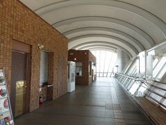 　神埼駅に到着。高床式倉庫をモチーフにしたデザインになっていて、普通の橋上駅舎の吉野ヶ里公園駅よりも「来た」感があります。
　観光案内所の窓口は閉鎖になっていたので、観光目的で訪ねる人は少ないのだろうな…。
