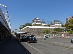 　ホテルの送迎車で福山駅へ。駅のすぐ裏は福山城です。