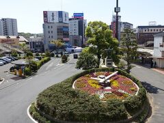 　１０：１５　倉敷駅に到着。駅前のロータリーには花時計。