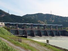 ６＜船明（ふなぎら）ダム＞
　間もなく、天竜川水系で一番下流にある「船明ダム」に到着。建設当時、このダムのローラーゲートは、幅20m×高さ15.3m×重量206t×９で世界一を誇りました。現在でも、世界有数の大きさです。