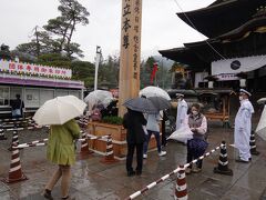 雨が降り出した午後なので、人出が減ってすぐに回向柱に参拝出来ます