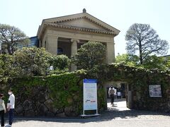 　大原美術館。１９３０年に開館した日本最古の私立美術館で、フランスの彫刻と日本の近現代の絵画を展示しています。