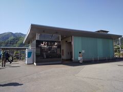 スタートはＪＲ中央線の「鳥沢」駅
ここまで各駅停車を乗り継いで、8:37着

実は山選びに一番苦労したのがこの初日
2日目・3日目は早々と決まったのに、初日が決まらない
駅からのアクセスがよく、日帰りできる山･･･そんな都合の良い山はそうそうあるもんじゃない
都合の良い山はもう登っちゃったよ、、、というわけで、見つけた扇山

ここから登山口まで徒歩1時間、バスに乗れば15分
宅地と林道を1時間というのは、どんな状況でも歩きたくない
ここは迷わずバスを選択