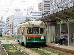 　昼食は汁なし担々麺を食べてみたいと思った。特に店にこだわりはなかったが、ネットで調べて「きさく」という店に行くことにした。
　原爆ドーム前停留場で電車を待っていると反対方向へ向かう線路にレトロな電車がやってきた。かつての京都市電の車両で1957年製造とのこと。前面に「銀閣」という愛称板がついている。こんな電車に乗ってみたかったが、残念ながら乗る機会はなかった。