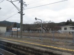 2022.03.27　中津川ゆき普通列車車内
ぶどう畑の中を走って洗馬に到着。