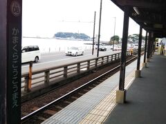 というわけで「鎌倉高校前」から江ノ電に乗車☆
ちょうど、ひと駅、歩いた感じです。