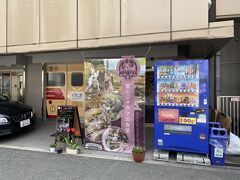 こちらが「ジオラマ食堂てつどうかん」
予約制の各２時間の3部
ランチタイム12時から14時 
 大人2200円　小学生以下2000円
ティータイム15時から17時
大人2000円　小学生以下1800円
団らんタイム18時から20時
大人2300円　小学生以下 2000円　3歳以下無料
料金には入場料500円、保護猫基金寄付200円が含まれています。
バロン夫婦は12時からのランチを予約しました。


