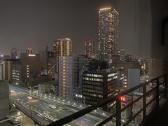ホテルまで帰ってきました。
部屋は最上階なので夜景が見えます。
眼下に阪神高速が通っていますが、窓を閉めると音は殆ど聞こえません
大阪最終日の夜は更けて行きました。