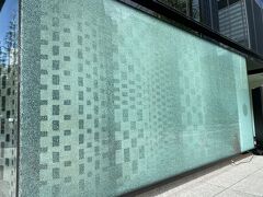 チェックアウト後は駐車場のクレスタ長堀まで車を取りに行くため
御堂筋を歩いていますが、この最近できた高級ホテルWホテル大阪の
入り口のショーウインドー、これ解りますか？
こういう模様じゃなくて割れて全面にひびが入っています。
前の晩、遅くにもここを通りかかった時、工事をしているわけでもないのに
赤いコーンで囲われて警備の方が立っていたので不思議に思いましたが
警備の方に聞くと「事情はよくわからないが。誰か人がぶつかったようで
正面のショーウインドウ全面にひびが入っているので危険なので
新しいガラスが入るまで24時間体制で警備しています。」との事
吃驚しました！！強化ガラスなんでしょうけどこんなに綺麗にひびが入るんですね。
今現在は当然、取り換えられていると思いますが