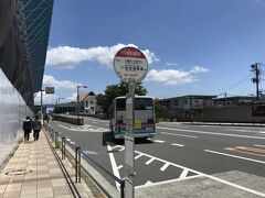 大井競馬場駅前に