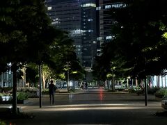 大通りから外れて、美術館前のおしゃれな通りを歩くことにしました。