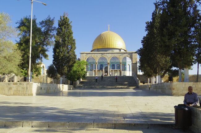 まずは岩のドームへ。<br />イスラム教徒ではないので中には入れませんが。