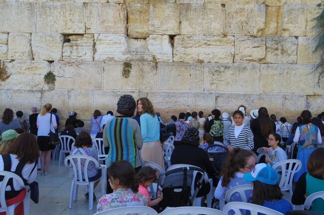 嘆きの壁。エルサレム神殿の唯一残ってる壁です。<br />お祈りする場所は女性と男性で別々になっています。