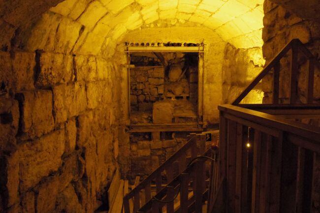 嘆きの壁でお祈りしたあとは嘆きの壁トンネルツアー。<br />地下に残っている嘆きの壁をめぐるツアーです。