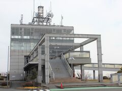 変わった形の展望台に上がります。